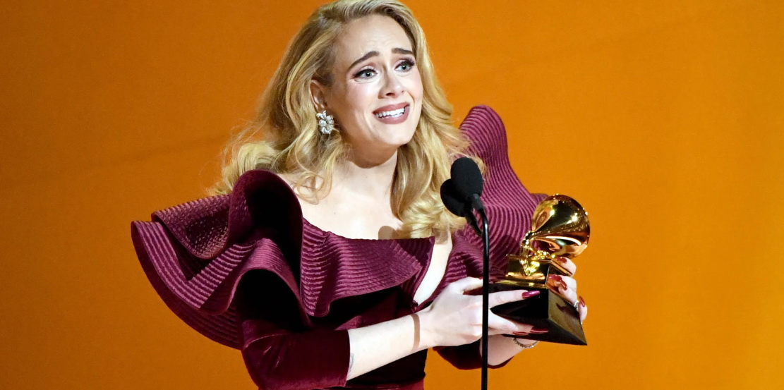 Adele: Αφιερώνω το βραβείο μου στον αγαπημένο μου γιο