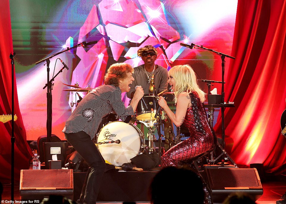 Lady Gaga: Η glam rock εμφάνισή της σε συναυλία των Rolling Stones