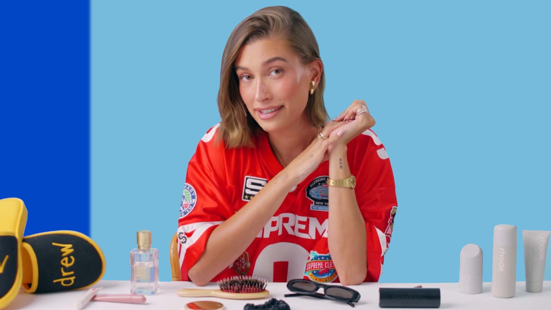 Hailey Bieber: Μιλά για τους αποκαρδιωτικούς τίτλους περί εγκυμοσύνης