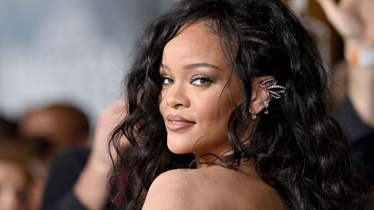 RIHANNA: ΦΗΜΕΣ ΓΙΑ ΠΕΡΙΟΔΕΙΑ ΤΟ 2024