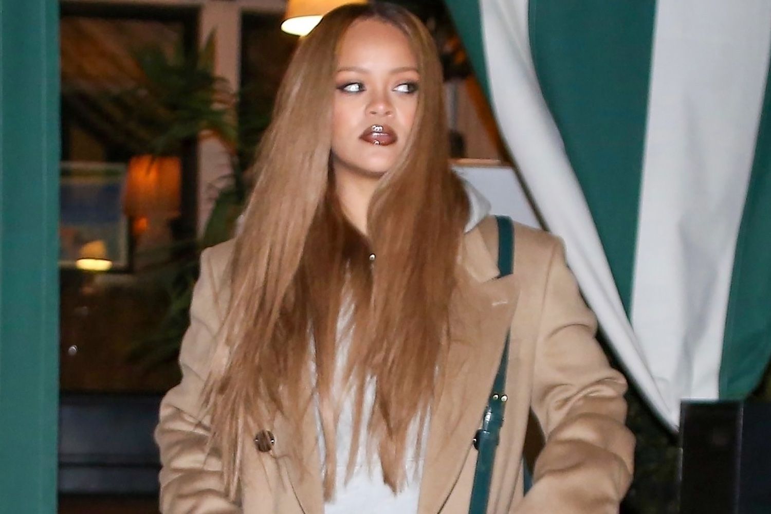 Rihanna: Εμφάνιση με νέο hair look στο West Hollywood
