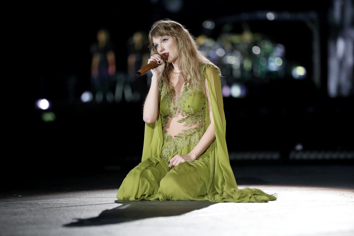 Taylor Swift: Παρακάλεσε τους fans να μην πετούν πράγματα στη σκηνή