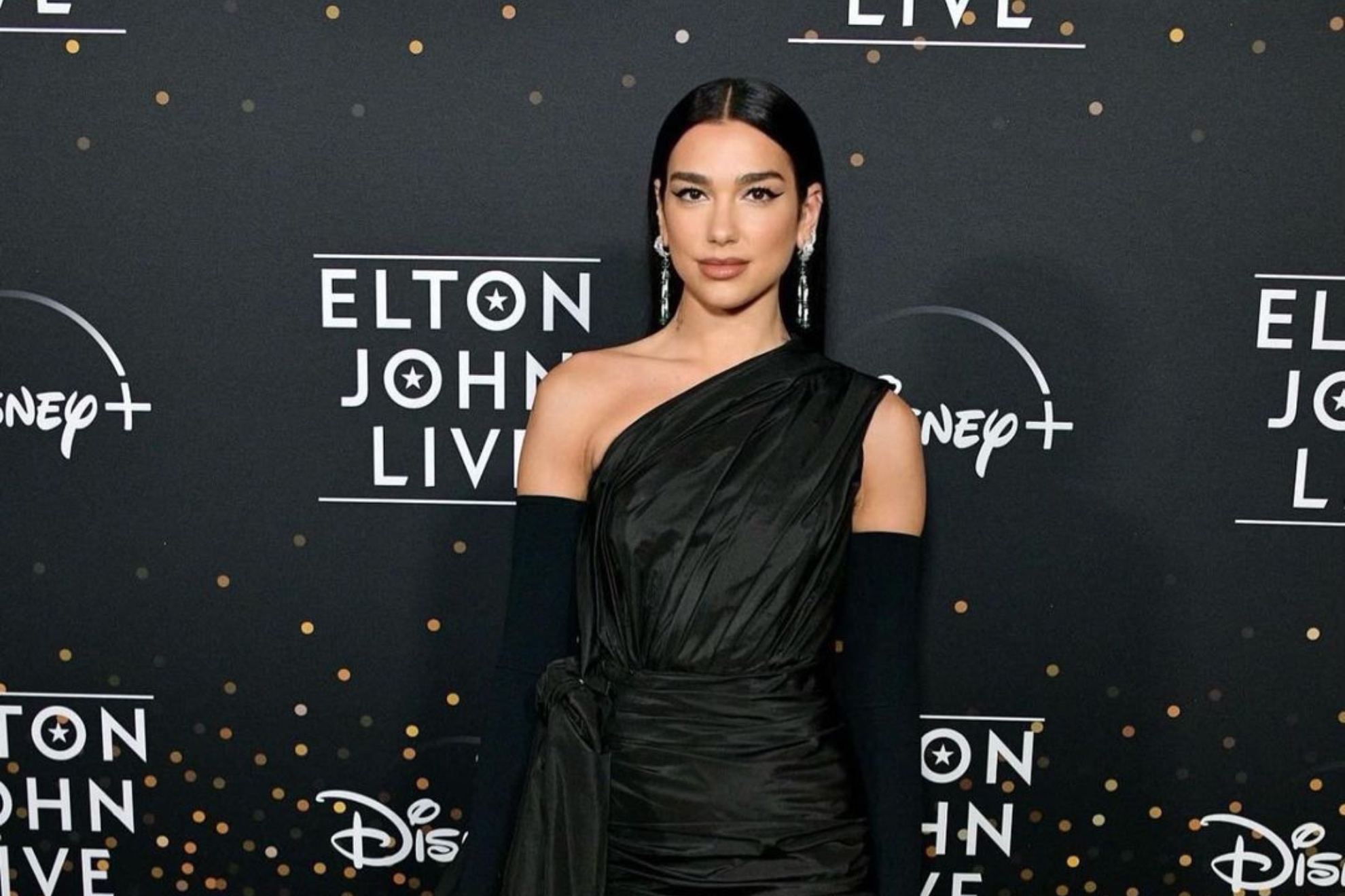 DUA LIPA: ΓΙΑ ΠΡΩΤΗ ΦΟΡΑ ΧΩΡΙΣΕ ΠΟΛΙΤΙΣΜΕΝΑ