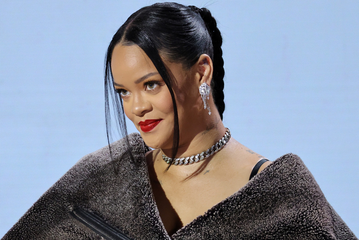 Rihanna: Το “airport look” με παλτό 10 χιλιάδων δολαρίων