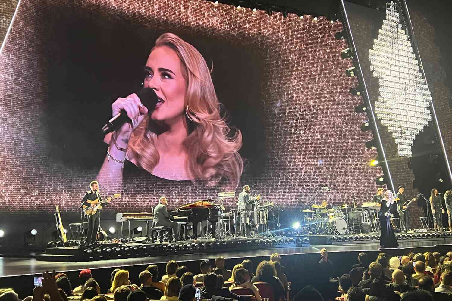 Αναβάλλει shows στο Las Vegas η Adele – Η περιπέτεια υγείας της