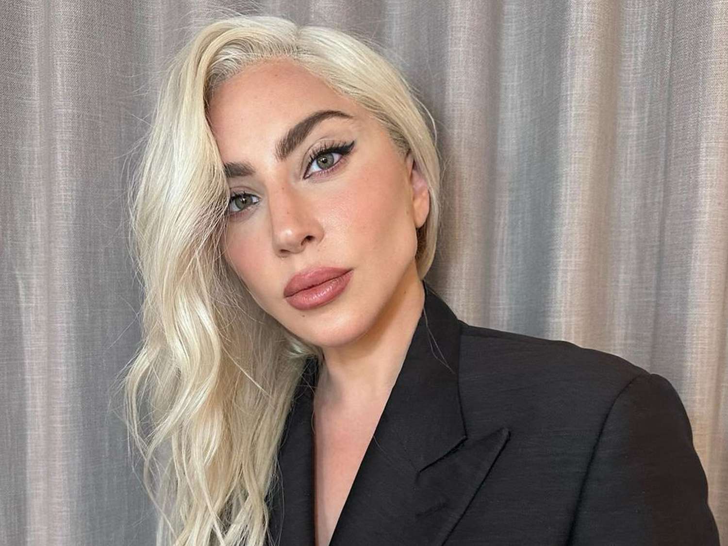 Τι κάνει η Lady Gaga στο στούντιο;