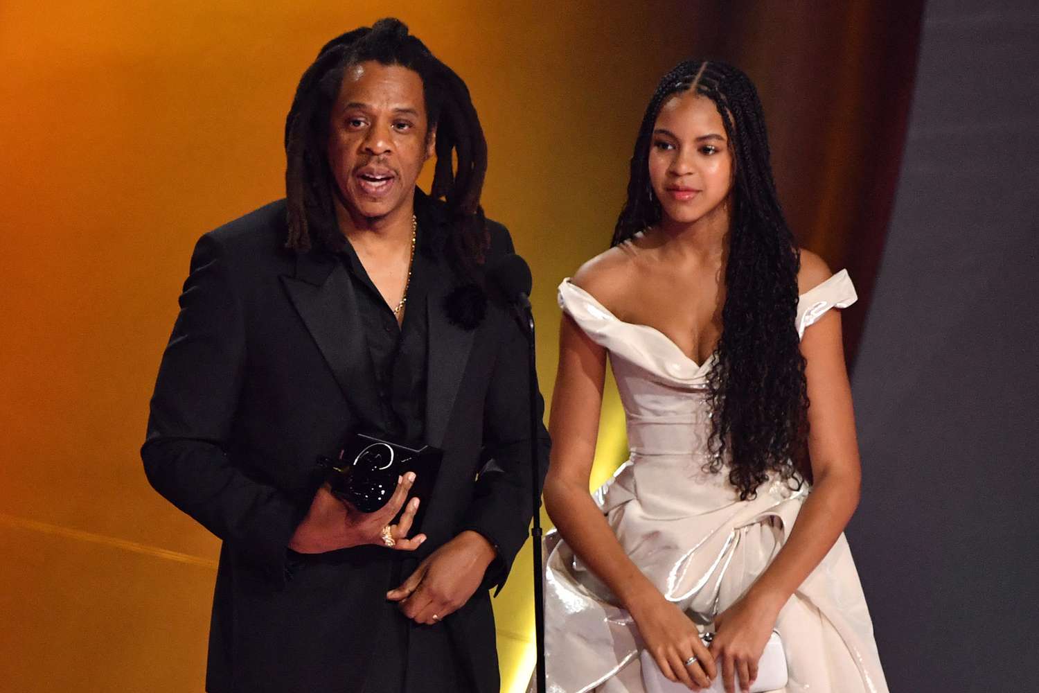 Jay-Z: Βγήκε στη σκηνή των Grammys και “έκραξε” την Ακαδημία για το σνομπάρισμα της Beyoncé