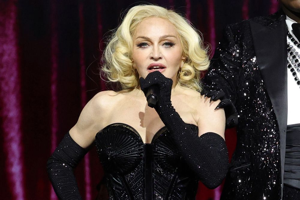 Το ατύχημα της Madonna on stage – Την παρέσυρε χορευτής που γλίστρησε