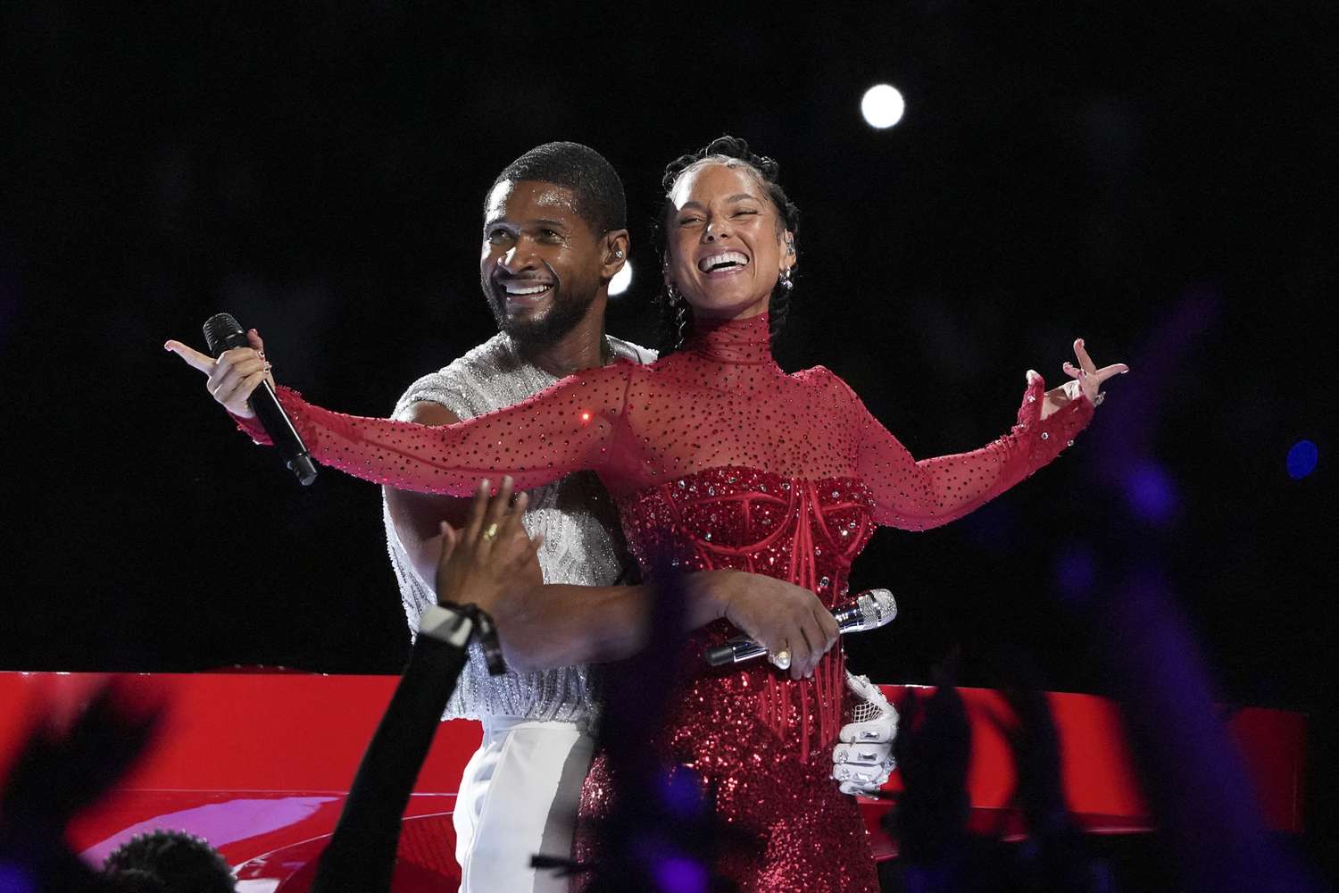 Η ΕΜΦΑΝΙΣΗ ΤΟΥ USHER ΣΤΟ SUPER BOWL HALFTIME SHOW