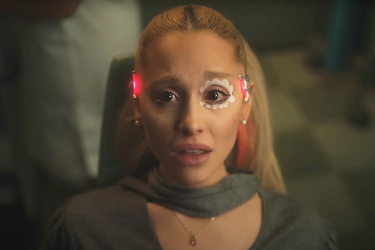 Ariana Grande: Τα τοξικά μοτίβα πίσω από το βίντεο του “we can’t be friends”