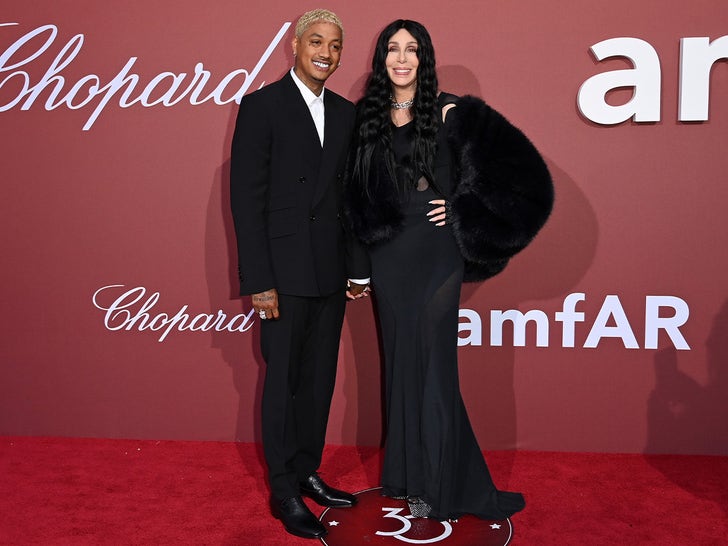 Cher: PDA στιγμές με τον σύντροφό της σε gala στις Κάννες