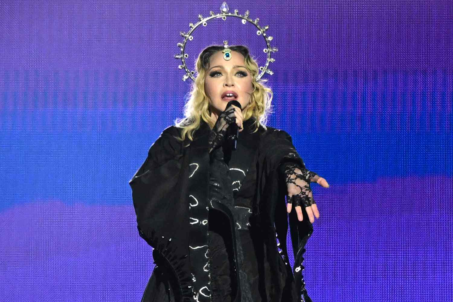 Madonna: Μήνυση από fan για την “πορνογραφική” της συναυλία
