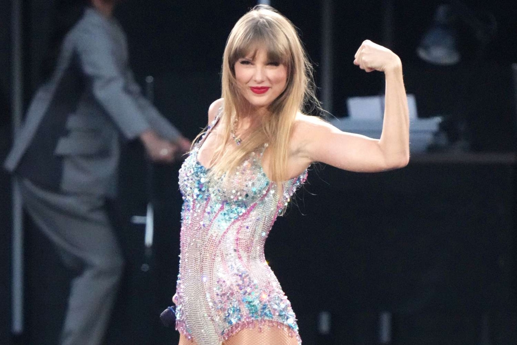 Taylor Swift: Εμφανίστηκε με πιπιλιά στον λαιμό κατά τη διάρκεια συναυλίας