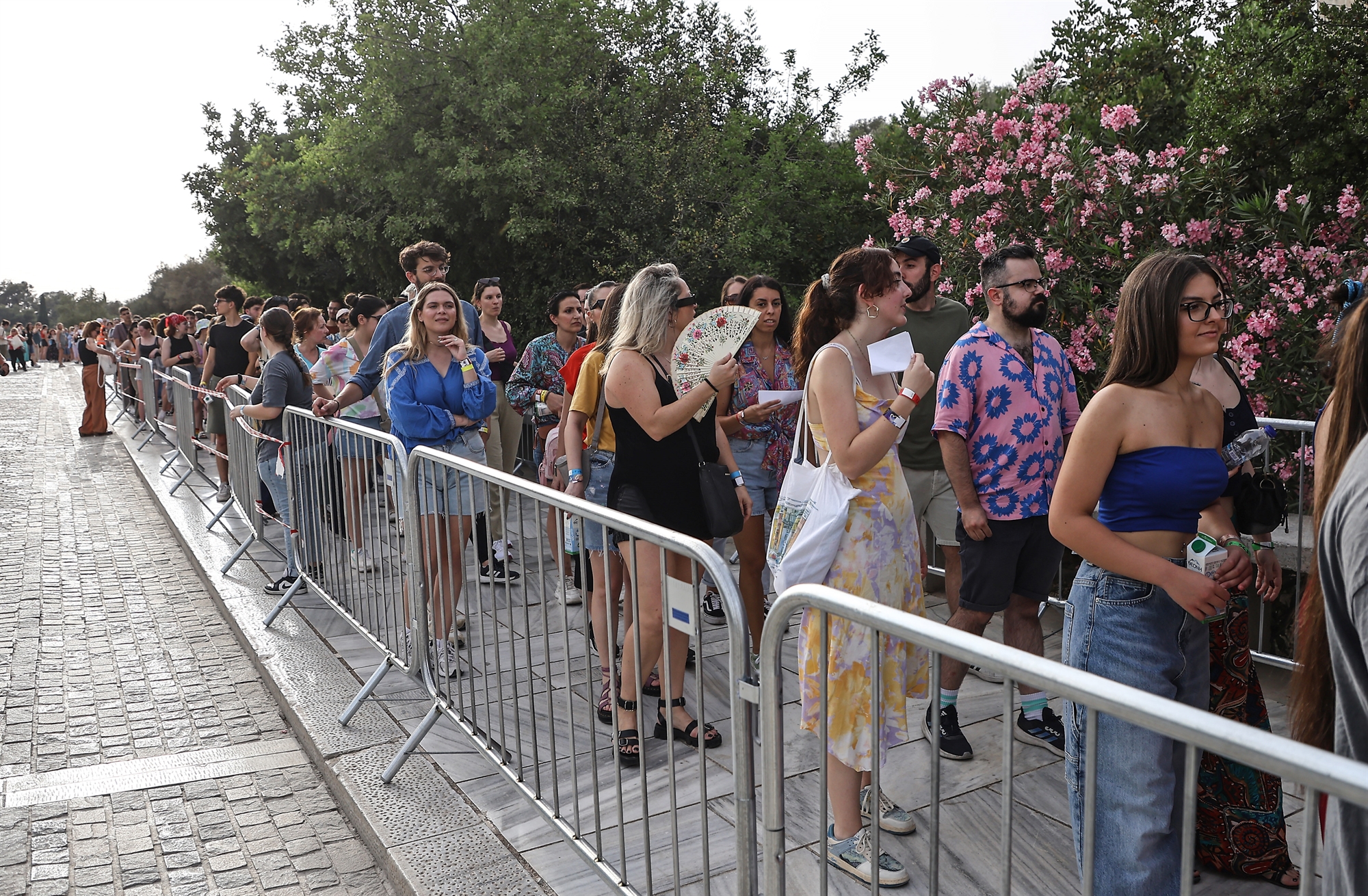 Coldplay: Ουρές κόσμου στην Αθήνα για συμμετοχή στο νέο τους music video