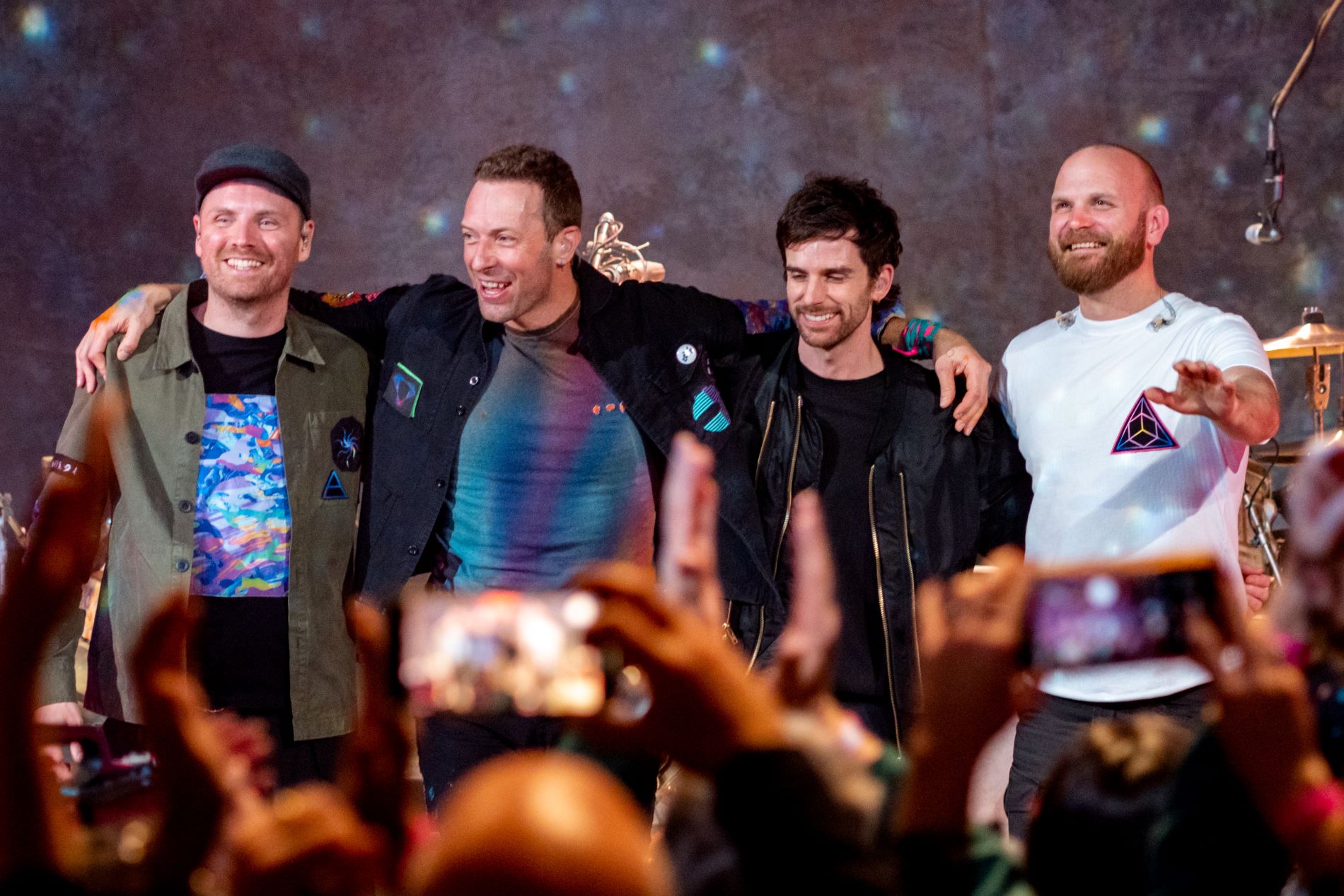 COLDPLAY: ΟΥΡΕΣ ΚΟΣΜΟΥ ΓΙΑ ΤΟ ΒΙΝΤΕΟ ΣΤΟ ΗΡΩΔΕΙΟ