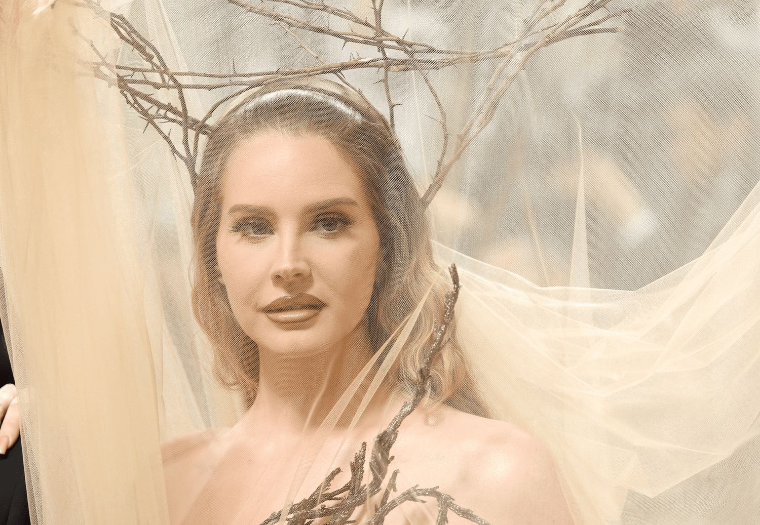 Lana Del Rey: Δεν περνάει και πολύ καλά στην Ευρώπη – Οι stalkers στο Παρίσι