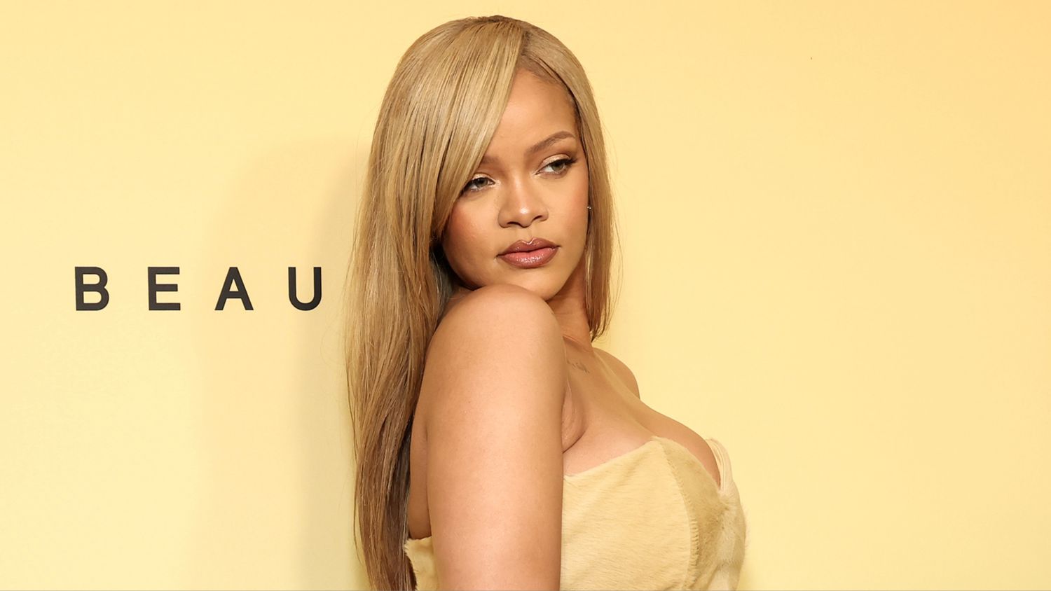 Η Rihanna μας τρολάρει με t-shirt “I’m retired”