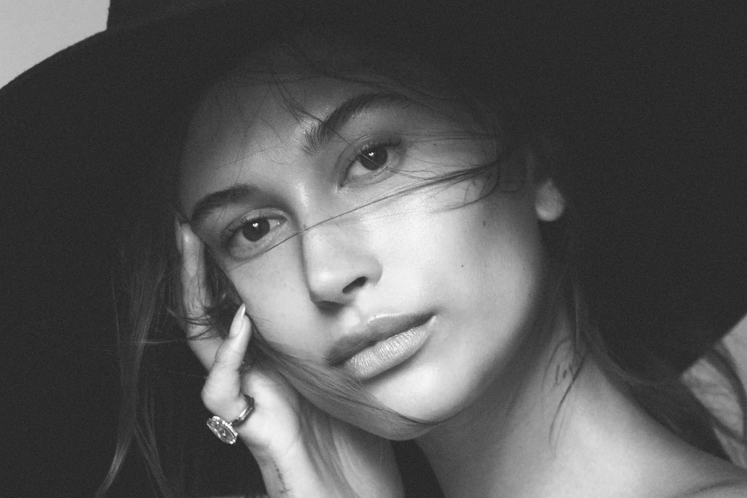 Hailey Bieber: “Το διαδίκτυο είναι ένα τρομακτικό μέρος για μια έγκυο γυναίκα”