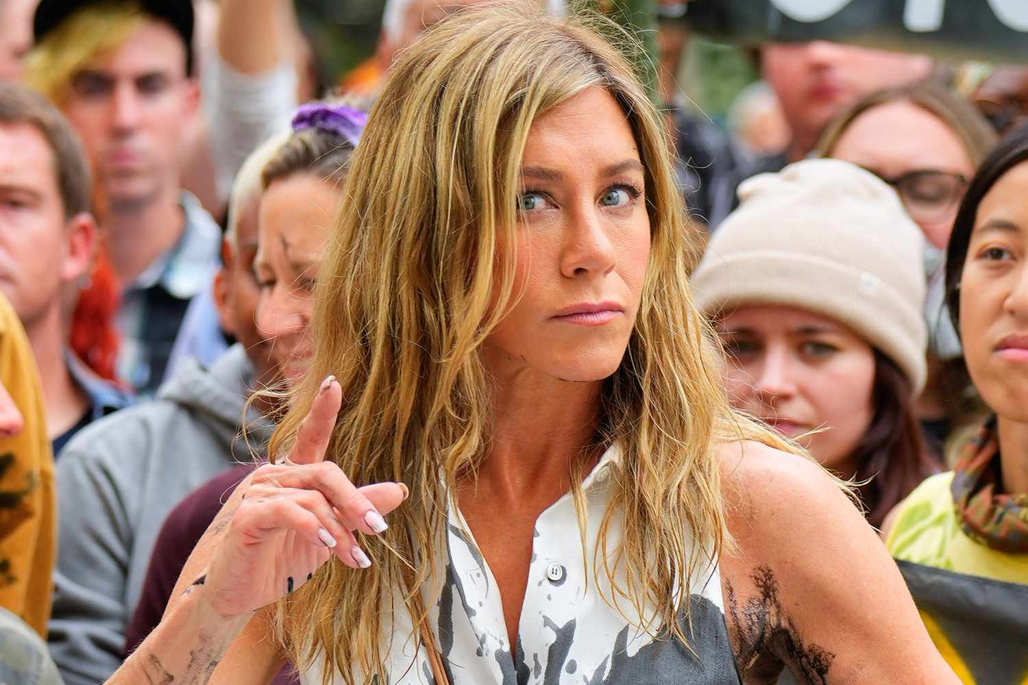 Jennifer Aniston: Την… έλουσαν με μαύρη μπογιά στη μέση του δρόμου