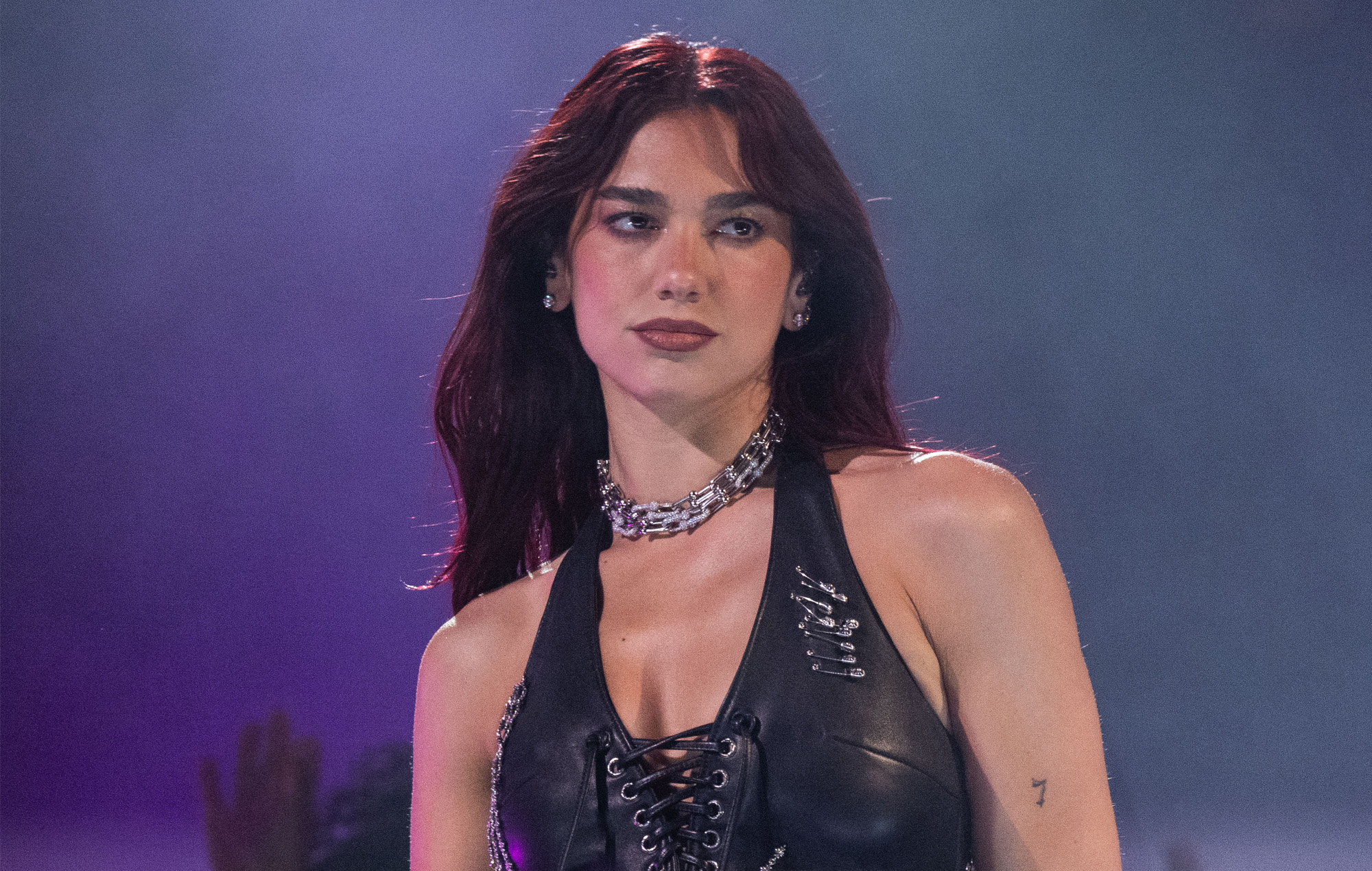 DUA LIPA: ΕΤΟΙΜΑΖΕΙ ΣΕΙΡΑ ΠΑΓΩΤΩΝ