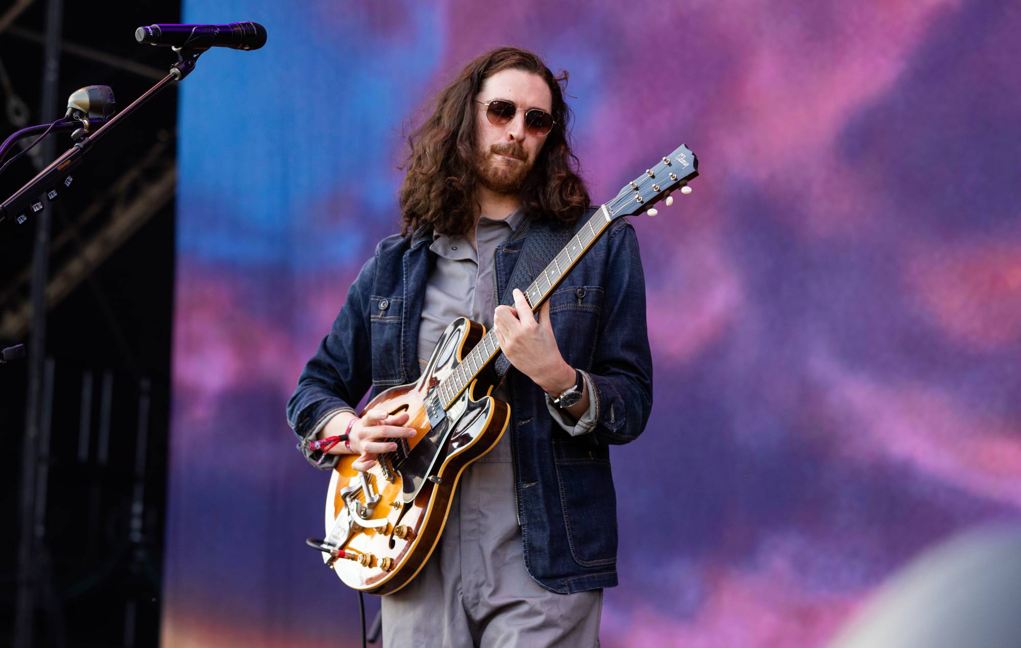 Hozier: Για πρώτη φορά on stage με το ακυκλοφόρητο τραγούδι “Nobody’s Soldier”