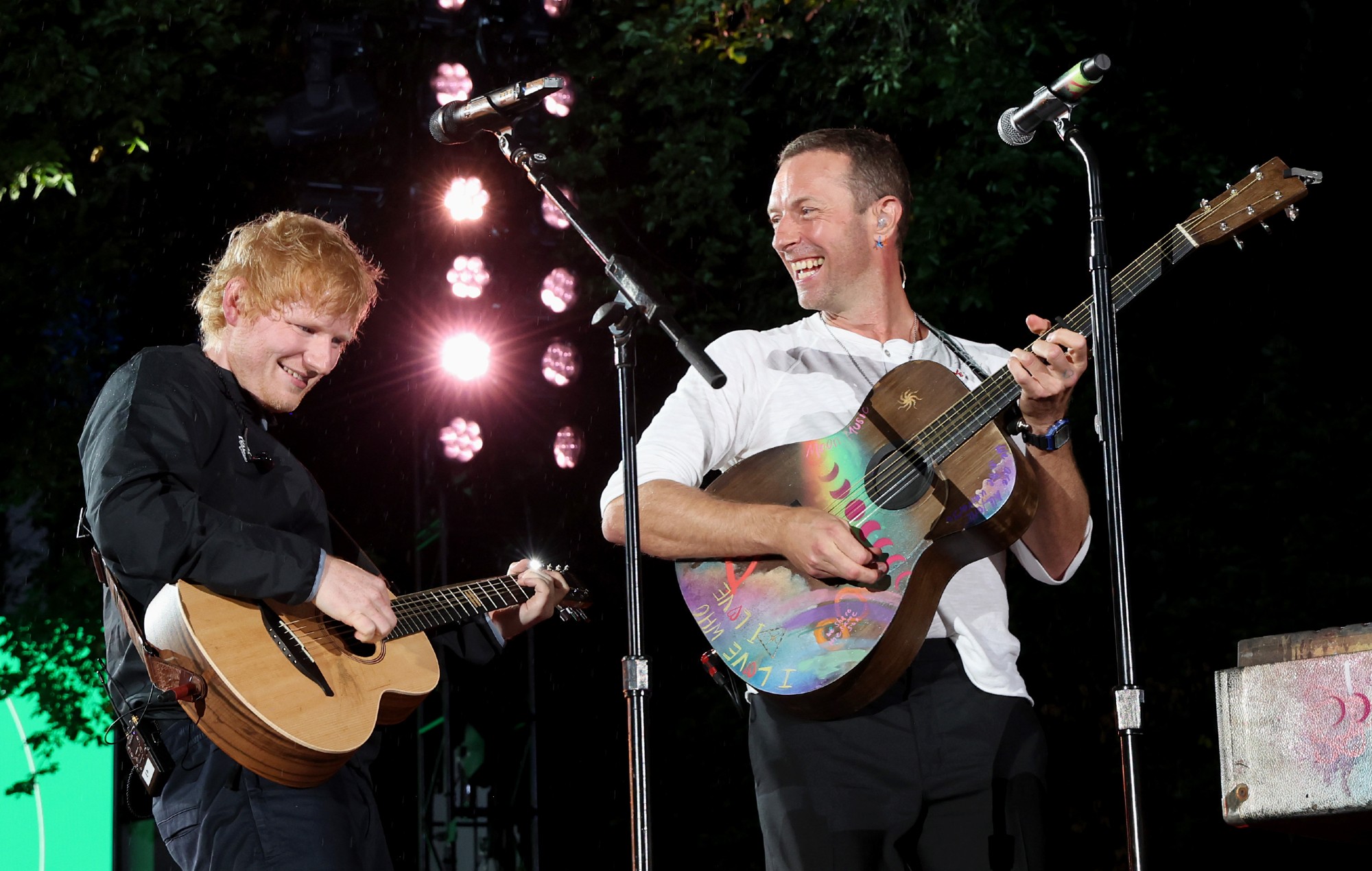 CHRIS MARTIN & ED SHEERAN ΣΤΗΝ ΙΔΙΑ ΣΚΗΝΗ