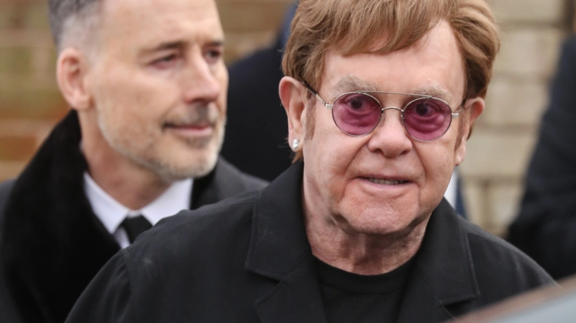 Elton John: “Στην πραγματικότητα το μόνο που έχει απομείνει είναι το αριστερό μου ισχίο”