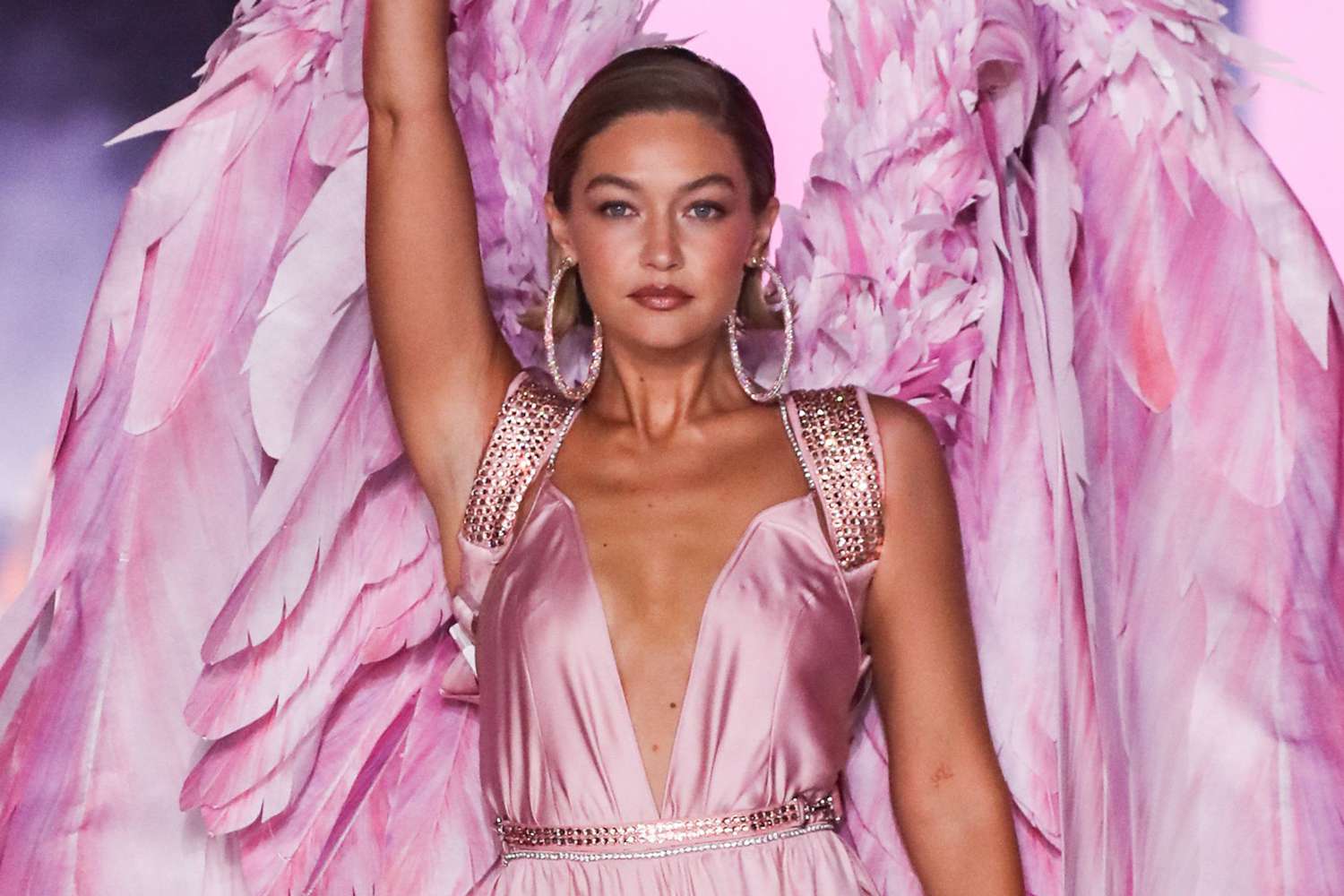 Gigi Hadid: Η κίνηση που τη δίδαξε η Taylor Swift για το Victoria’s Secret Fashion Show