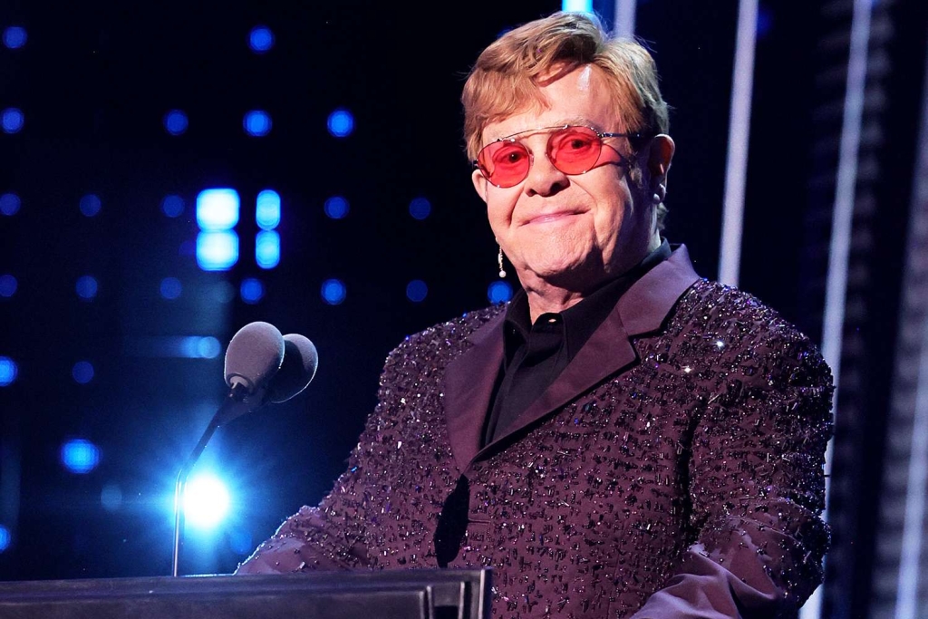 Elton John: Κυκλοφόρησε δική του σειρά κεριών λίγο πριν τις γιορτές