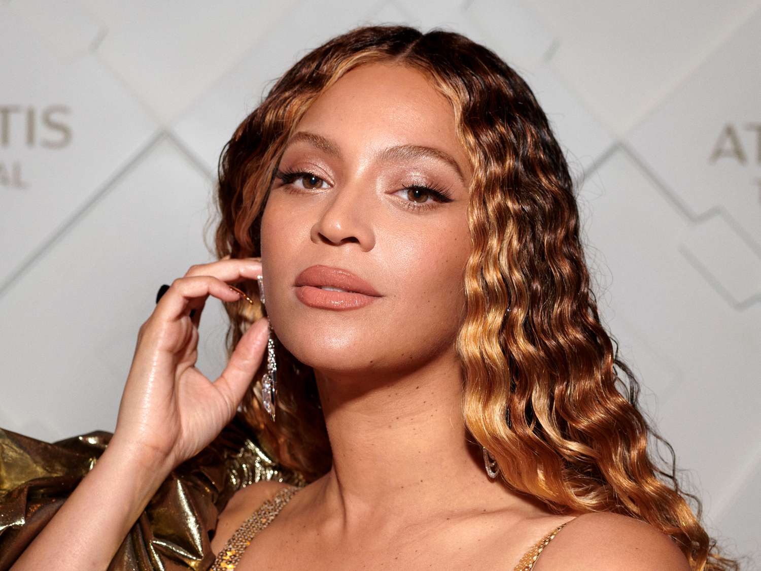 Beyoncé: “Πετάει” το επίθετο του Jay-Z από το όνομά της;