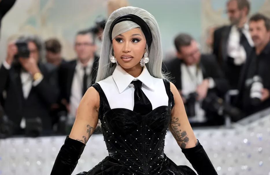 Η Cardi B στέλνει τις προσευχές της στη Δομινικανή Δημοκρατία