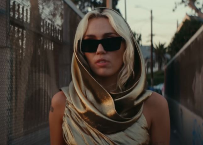 Η Miley Cirus αποκαλύπτει αν το χρυσό φόρεμα στο «Flowers» ήταν «καρφί» για την Jennifer Lorens