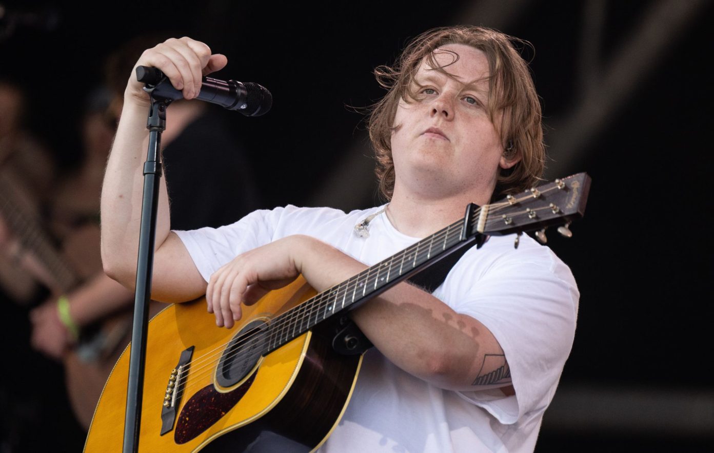 Ο Lewis Capaldi επιστρέφει στο Γκλάστονμπερι δύο χρόνια μετά
