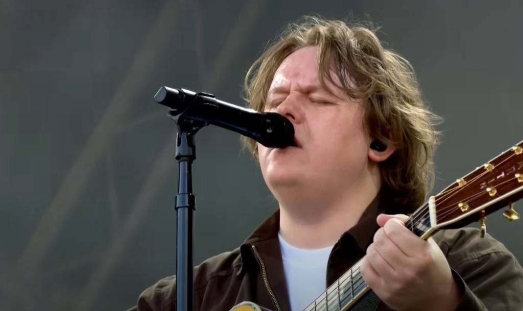 Ο Lewis Capaldi επέστρεψε στο Glastonbury δύο χρόνια μετά την κρίση λόγω Tourette