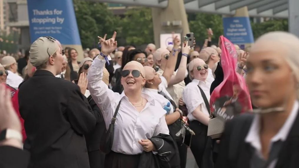 Ο Pitbull λέει ότι το να βλέπει οπαδούς ντυμένους σαν αυτόν είναι ανεκτίμητο