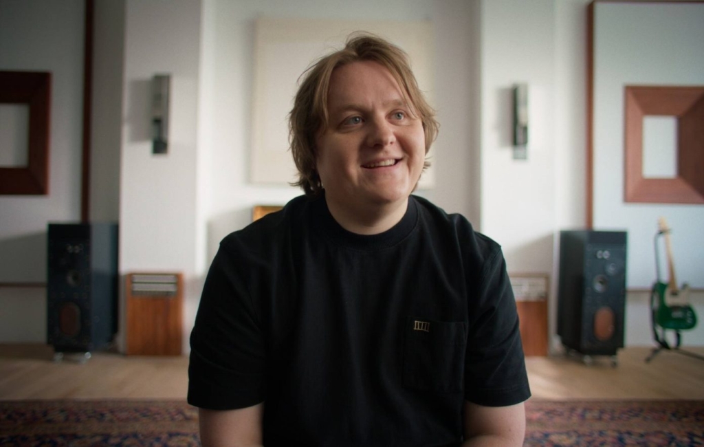 Ο Lewis Capaldi συνεργάζεται με την BetterHelp για να προσφέρει στους θαυμαστές του 734.000 ώρες δωρεάν διαδικτυακής θεραπείας