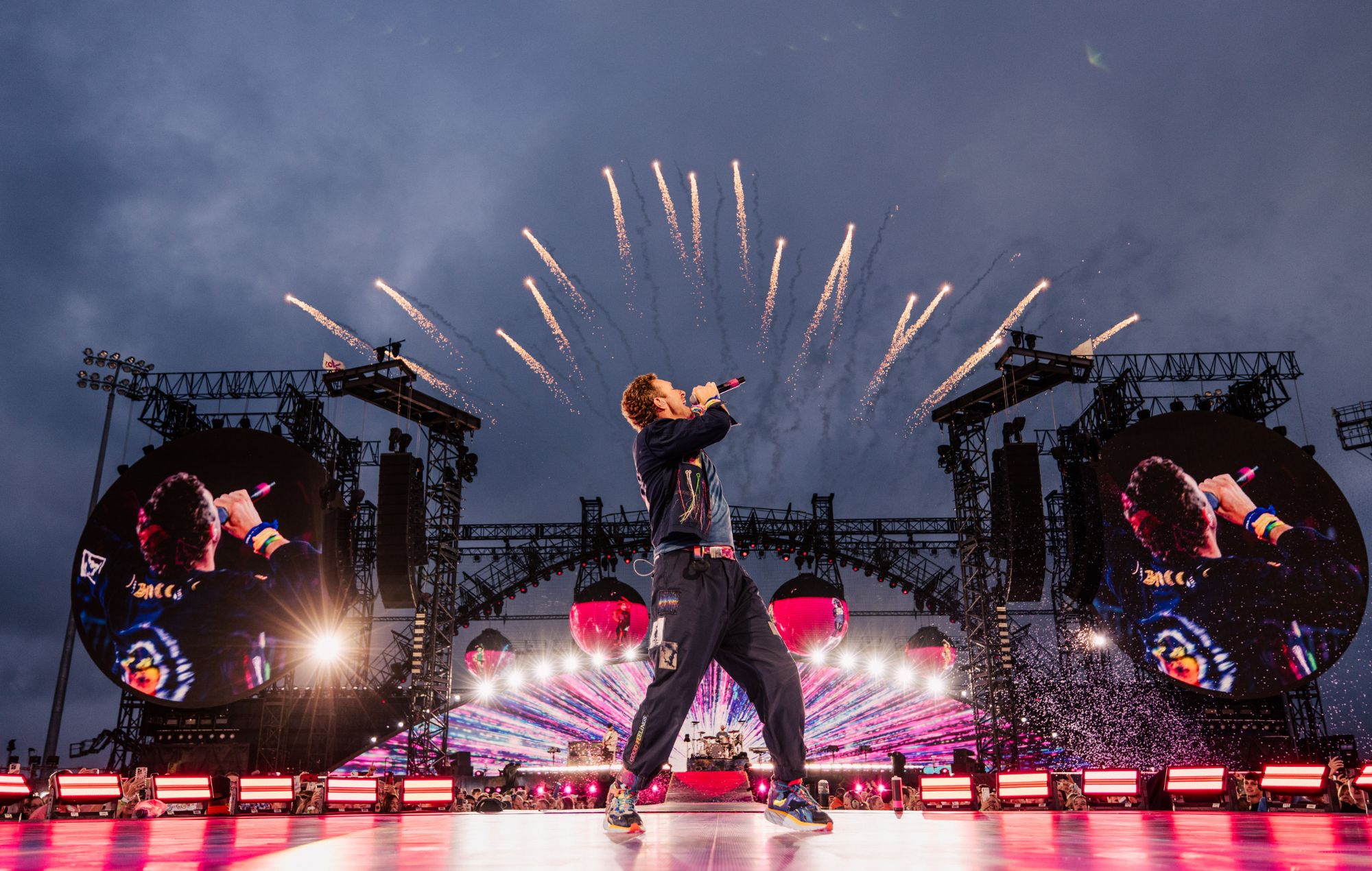 Οι Coldplay ξεκινούν την περιοδεία τους στα στάδια του Ηνωμένου Βασιλείου και αναφέρονται στην κάμερα των φιλιών