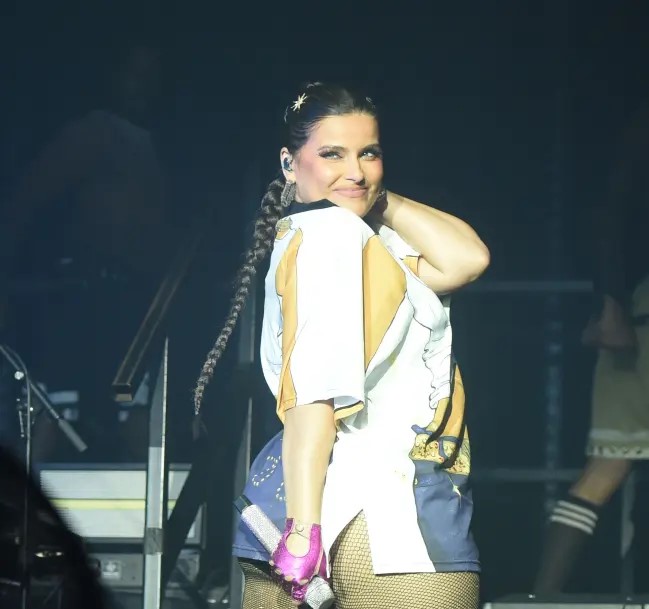 Η Nelly Furtado χλευάζει όσους της κάνουν body shaming με μια τολμηρή fashion statement