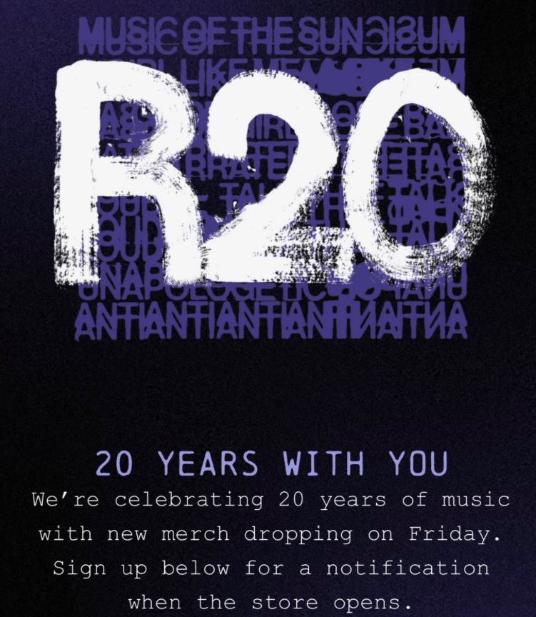 RIHANNA: Κυκλοφορεί επετειακό merchandise για τα 20 χρόνια από το ντεμπούτο της!