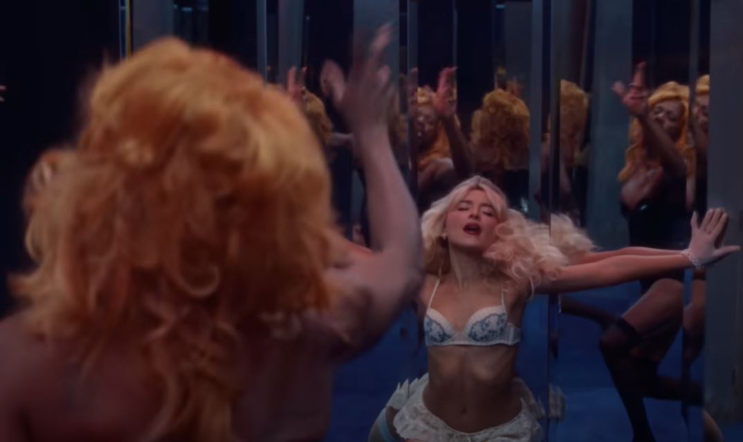 Η Sabrina Carpenter αποκαλύπτει το βίντεο «Tears» με τον Colman Domingo
