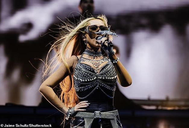 Η Christina Aguilera αναβιώνει το εμβληματικό της look από το Dirrty