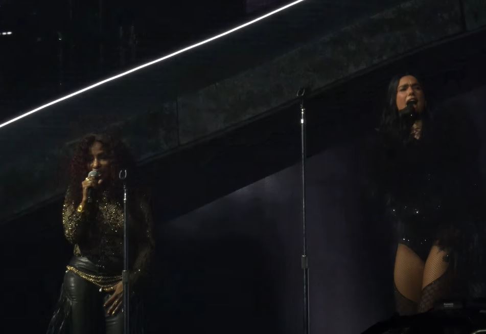 Δείτε την Chaka Khan να τραγουδάει μαζί με την Dua Lipa το «Ain’t Nobody» στο Σικάγο.