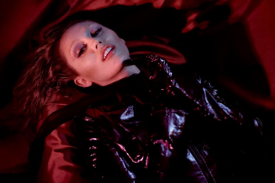 Η Miley Cyrus κυκλοφορεί Deluxe Edition του «Something Beautiful» με δύο νέα τραγούδια