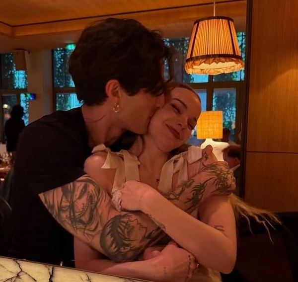 Damiano David: Ο τραγουδιστής των Måneskin αρραβωνιάστηκε την αγαπημένη του, Ντοβ Κάμερον