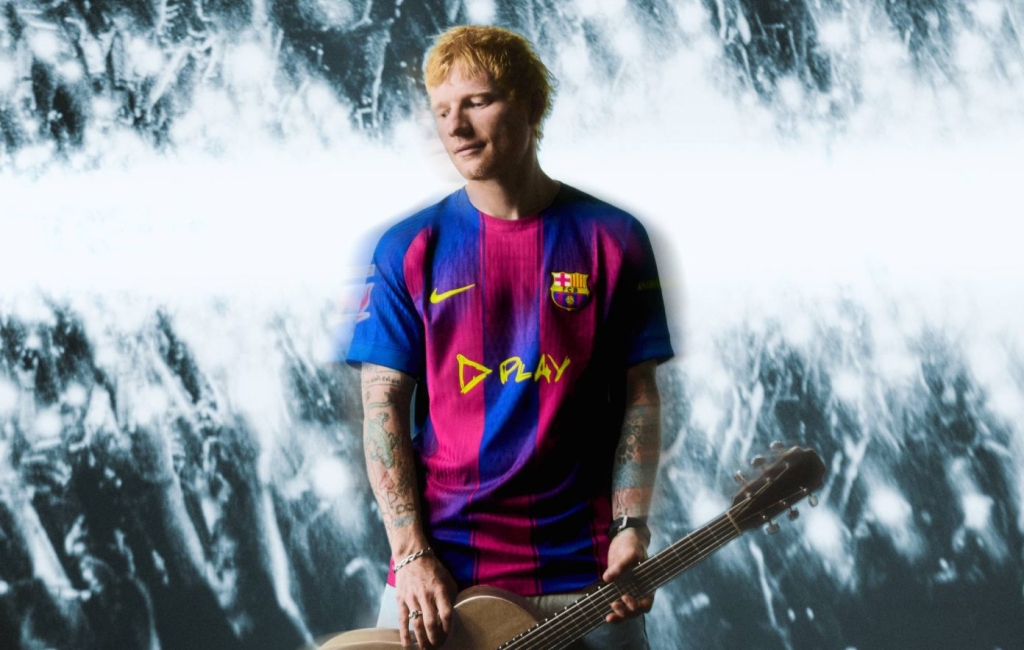 Ο Ed Sheeran και η FC Barcelona λανσάρουν την περιορισμένης έκδοσης φανέλα «Play» για το Clásico