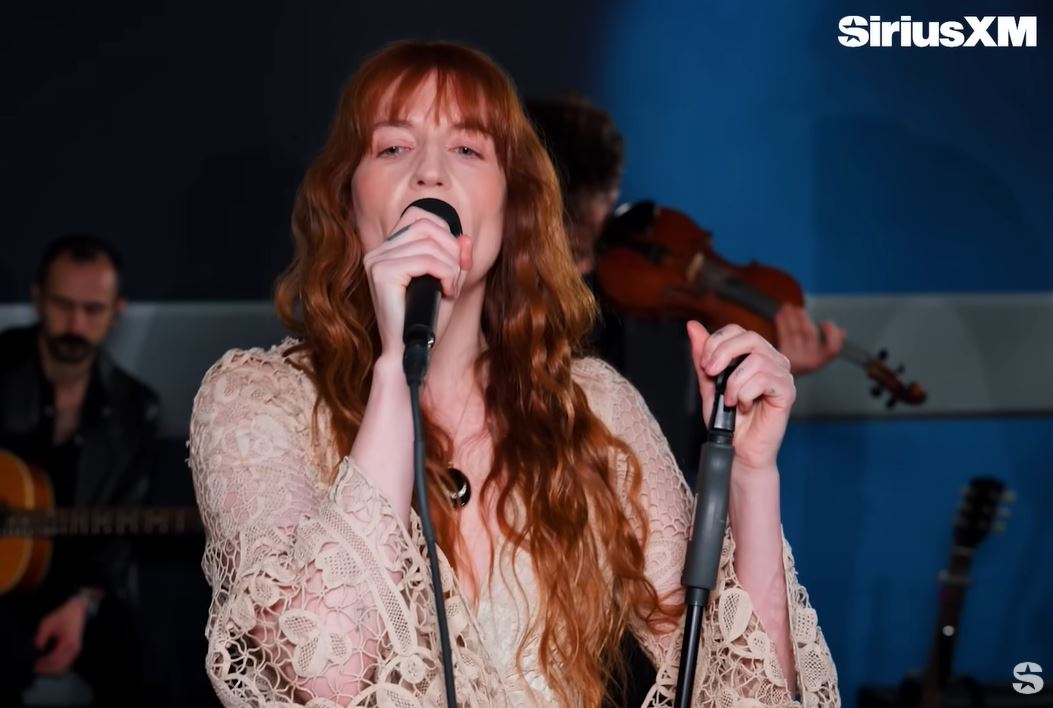 Οι Florence + The Machine διασκευάζουν το «Abracadabra» της Lady Gaga σε μια Halloween εμφάνιση