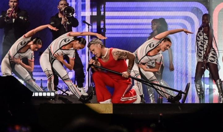 Robbie Williams: Αποφάσισα να γυρίσω το βίντεο του τραγουδιού μου στην Αθήνα