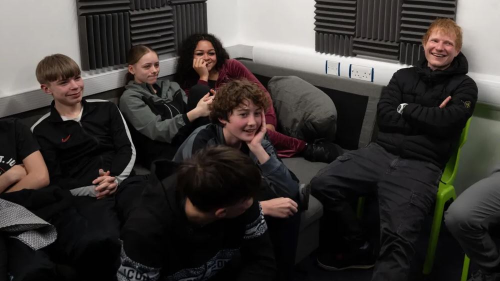 Ο Ed Sheeran κάνει επίσκεψη έκπληξη σε μαθητές της Ακαδημίας Κόβεντρι