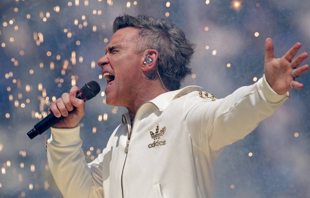 Ο Robbie Williams κυκλοφορεί αιφνιδιαστικά το νέο του άλμπουμ «BRITPOP»