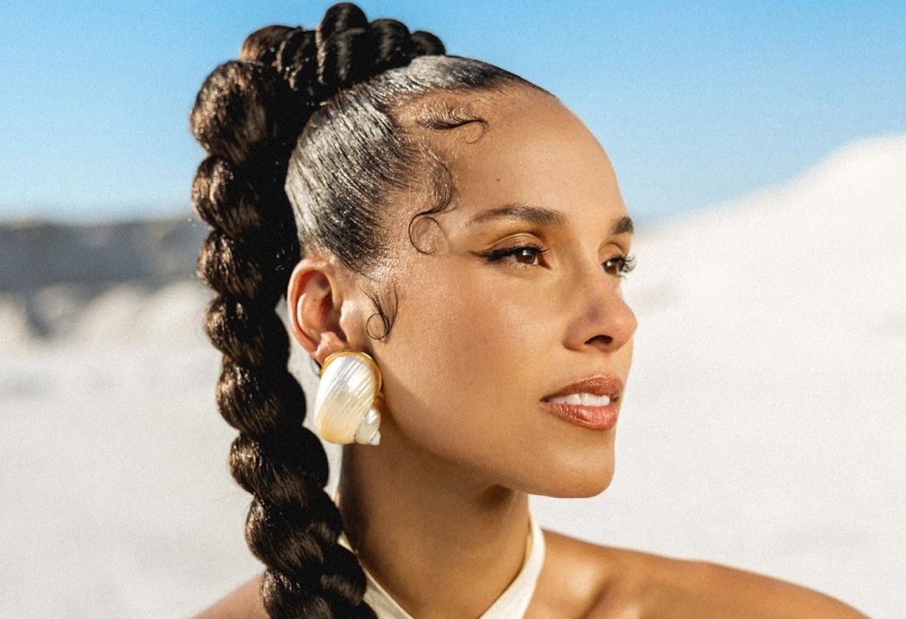 Η Alicia Keys δηλώνει «περήφανη» για το Fallin που γίνεται 25 ετών